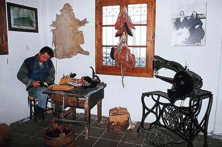 Η Βιοτεχνία Υποδημάτων Χορού του Ηλία Κόγια στην Καστανιά Καρδίτσας