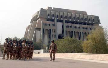 Τρεις νεκροί και εξήντα τραυματίες από επίθεση αυτοκτονίας στο κέντρο της Βαγδάτης