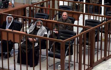 Χωρίς την παρουσία Σαντάμ και συνηγόρων επανελήφθη η δίκη του πρώην ηγέτη του Ιράκ