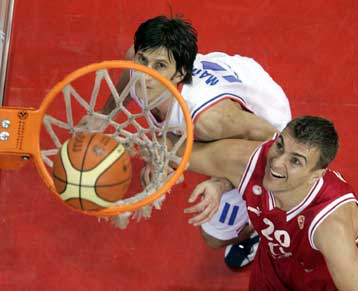 Στους «16» ο Ολυμπιακός, 99-70 την Τσιμπόνα-Στους ισχυρούς ο ΠΑΟ, 94-62 την Ορτέζ