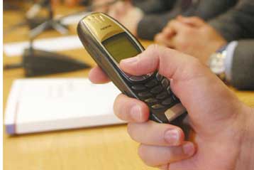 Κύκλωμα υποκλοπών κινητών τηλεφώνων πολιτικών εντόπισαν οι Αρχές