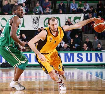 Τη συντριβή γνώρισε η ΑΕΚ στο Τρεβίζο, 103-83 από την Μπενετόν