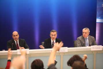 Πλήθος ερωτημάτων μετά την αποκάλυψη του δικτύου παρακολούθησης κινητών τηλεφώνων