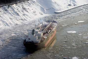 Δεξαμενόπλοιο προσάραξε στην Αλάσκα, προκαλώντας μικρή διαρροή πετρελαίου στη θάλασσα