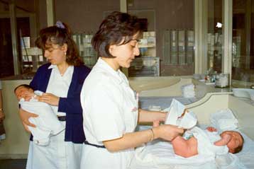 Ζευγάρι καταγγέλλει ότι το μαιευτήριο τους παρέδωσε ξένο, ετοιμοθάνατο βρέφος