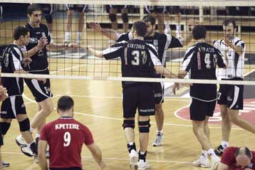 Εστω και δύσκολα Ηρακλής και Ολυμπιακός κέρδισαν εκτός έδρας