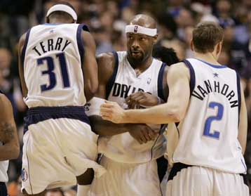 Ενδέκατη σερί νίκη για τους Μάβερικς με πρωταγωνιστές τους Χάουαρντ και Τέρι