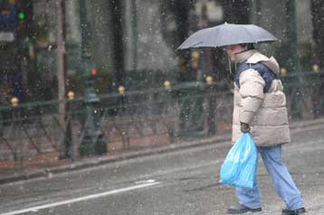 Επιδείνωση του καιρού, χιονοπτώσεις ακόμα και στα πεδινά και την Αθήνα