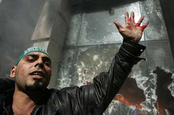 Στις φλόγες το προξενείο της Δανίας στη Βηρυτό για τα σκίτσα του Μωάμεθ