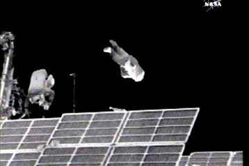 Διαστημική στολή εγκαταλείπει τη νέα καριέρα της ως δορυφόρος