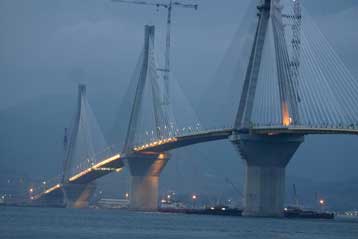 Δεν προήλθε από κεραυνό η βλάβη στα καλώδια της γέφυρας Ρίου-Αντιρίου