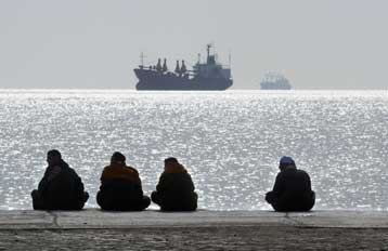 Στην εταιρεία ξέσπασε η οργή των συγγενών των αγνοουμένων στην Ερυθρά Θάλασσα