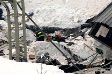 Κατάρρευση οροφής σούπερ μάρκετ στη Γερμανία χωρίς τραυματίες