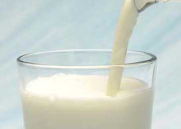 Σχεδόν 100 τόνοι ακατάλληλου γάλακτος εντοπίστηκαν σε στρατόπεδο