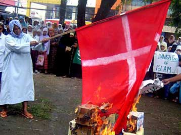 Υποδαύλιση των αντιδράσεων διακρίνει η Δύση στη διαμάχη για τα σκίτσα του Μωάμεθ