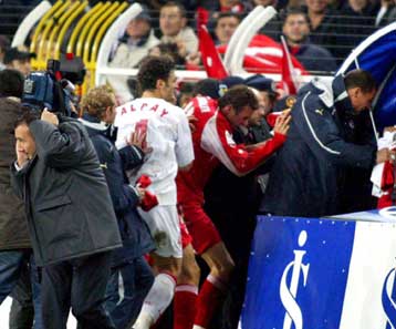 Εκτός συνόρων και χωρίς θεατές θα αγωνισθεί η Τουρκία στα προκριματικά του Euro 2008