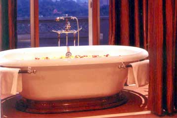 Πειραματικό μπάνιο καθαρίζεται μόνο του όταν ανάψει το φως