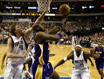 Με πρωταγωνιστή τον Νοβίτσκι οι Μάβερικς επικράτησαν των Λέικερς