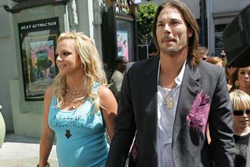 Τους παπαράτσι κατηγορεί η Μπρίτνι Σπίαρς, επειδή οδηγούσε με το μωρό της αγκαλιά