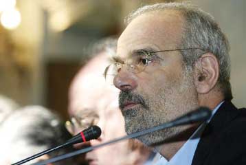 Για συγκάλυψη και αμερικανική εμπλοκή στην υπόθεση των υποκλοπών μιλά η Αριστερά