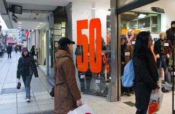 Στο 3,2% υποχώρησε ο πληθωρισμός τον Ιανουάριο λόγω των εκπτώσεων