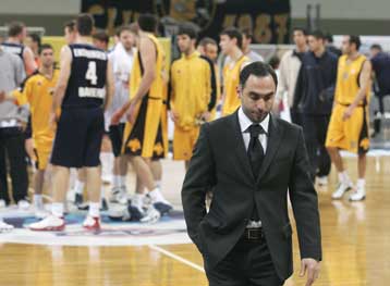 Στο φινάλε η πρώτη εκτός έδρας νίκη του Ολυμπιακού, «αντίο» με ήττα από την ΑΕΚ