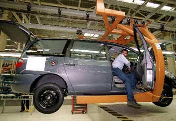 Σε περικοπές 20.000 θέσεων εργασίας θα προχωρήσει η Volkswagen την επόμενη τριετία