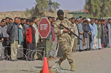 Ξεσηκώνουν οι νέες εικόνες βασανισμού Ιρακινών από Βρετανούς στρατιώτες
