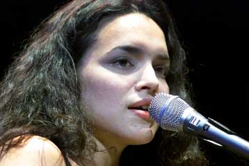 Σε ταινία του Ουόνγκ Καρ-ουάι θα παίξει η Αμερικανίδα τραγουδίστρια Νόρα Τζόουνς