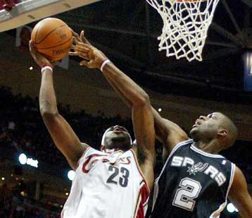 Με 44 πόντους ο Λεμπρόν Τζέιμς σταμάτησε τους Σπερς