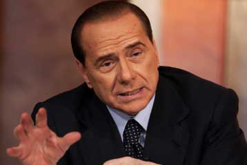 Με τεράστιες αφίσες παντού οδεύει προς τις εκλογές ο Σίλβιο Μπερλουσκόνι