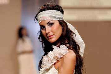 Η κάλυψη συναισθηματικών αναγκών οδηγεί τους εργένηδες στα… σκαλιά της εκκλησίας