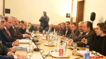 Υπό την απειλή κινητοποιήσεων προσέρχεται την Πέμπτη στον διάλογο με τον ΣΕΒ η ΓΣΕΕ