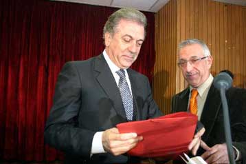 Συγκίνηση και… παιχνίδια της μοίρας κατά την αλλαγή σκυτάλης στο υπουργείο Υγείας