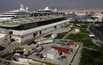 Δεμένα στους κάβους τα πλοία Πέμπτη και Παρασκευή