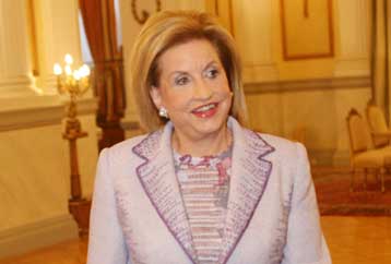 Ευχή Αβραμόπουλου σε Πετραλιά να «ζήσει το δικό της μύθο» στο υπουργείο Τουρισμού