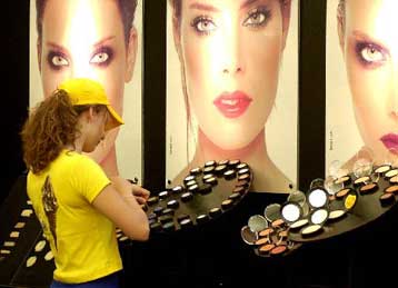 Καταγγελίες καταναλωτών για «κρυμμένη» σήμανση των προϊόντων καλλυντικών