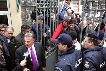 Με διαμαρτυρίες εργαζομένων της ΒΦΛ η αλλαγή σκυτάλης στο υπουργείο Μακεδονίας-Θράκης