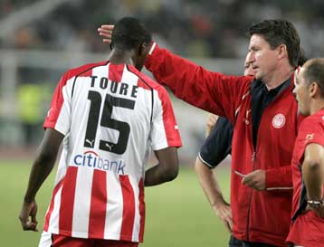 Βρήκε το δρόμο για την Αθήνα ο Τουρέ-Θωρακίζεται η αριστερή πλευρά του Ολυμπιακού