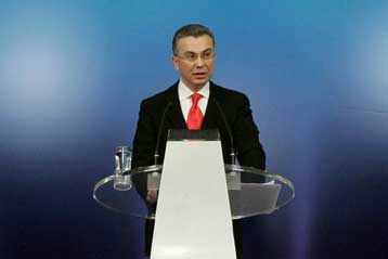 Δεν σχολιάζει η κυβέρνηση τις αιχμές στελεχών μετά τον ανασχηματισμό