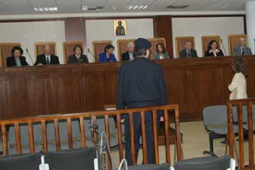 Με την επίθεση κατά λεωφορείου των ΜΑΤ συνεχίστηκε η δευτεροβάθμια δίκη της 17Ν