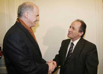 Για υπονόμευση των συλλογικών διαπραγματεύσεων κατηγορούν την κυβέρνηση ΠΑΣΟΚ – ΓΣΕΕ