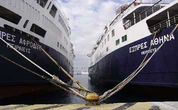 Δεμένα παραμένουν τα πλοία στα λιμάνια και το Σαββατοκύριακο