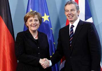 Αυστηρή προειδοποίηση προς την Τεχεράνη απευθύνουν Τόνι Μπλερ και Ανγκελα Μέρκελ