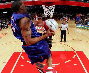 O Ρόμπινσον κέρδισε στο διαγωνισμό καρφωμάτων