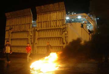 Ένταση και φωτιές στο λιμάνι του Ηρακλείου λόγω της απεργίας των ναυτικών