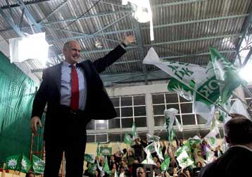 Νέα επίθεση του Γ.Παπανδρέου κατά της κυβέρνησης και του Κ.Καραμανλή