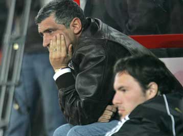 Ο Ολυμπιακός ήταν καλύτερος και έχει πλέον ξεφύγει, συμφώνησαν Σάντος, Νικολαΐδης