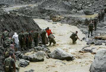 Συνεχίζεται η αναζήτηση επιζώντων στα χωριά των Φιλιππίνων που θάφτηκαν στη λάσπη