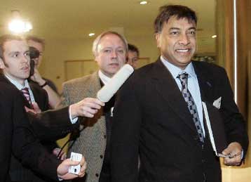 Πολιτικές διαστάσεις λαμβάνει η πρόταση εξαγοράς της Arcelor από την Mittal Steel